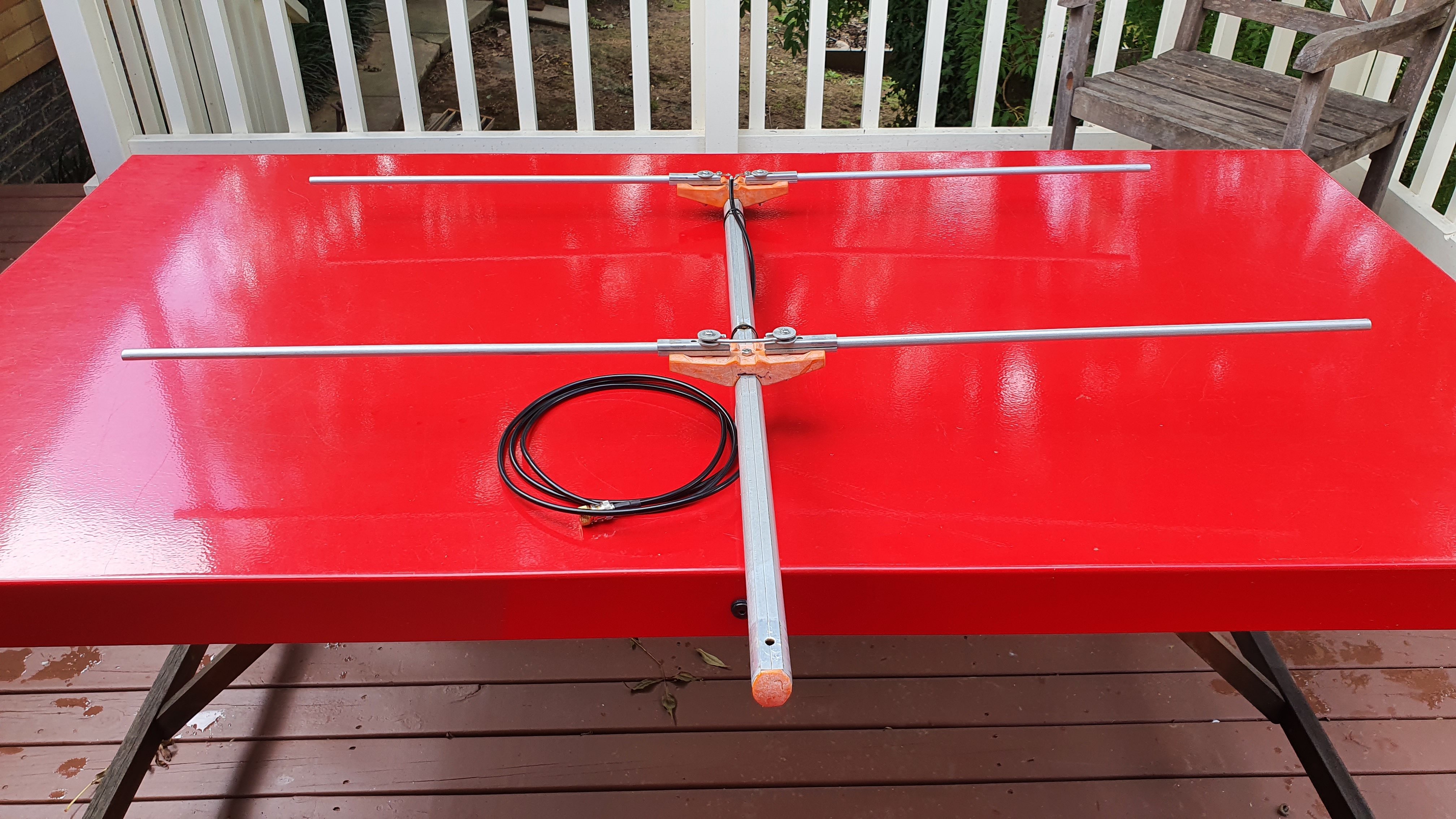 Antenna Project – Recycle an old aluminium VHF TV antenna and build
a hand-held 2m yagi for 144.2 MHz